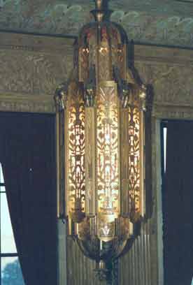 chandelier2.jpg (9522 bytes)